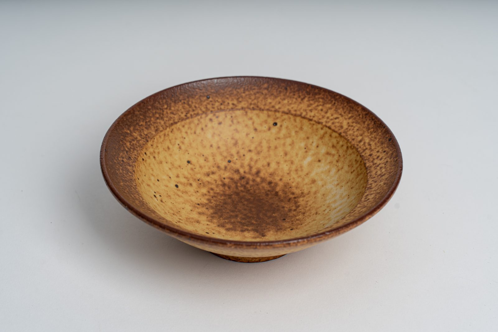 褐色作家湯碗